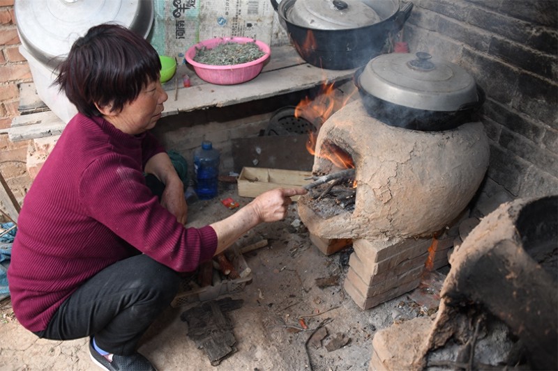 油菜叶子也能吃?河南农村大妈用它来炒菜,配上玉米糁粥很好吃
