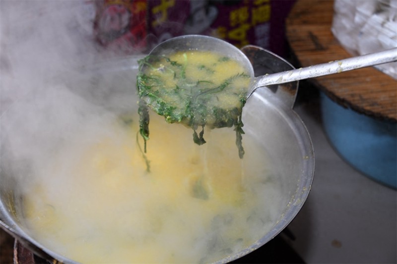 油菜叶子也能吃?河南农村大妈用它来炒菜,配上玉米糁粥很好吃