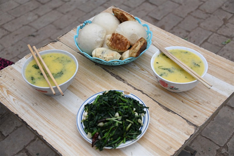 油菜叶子也能吃?河南农村大妈用它来炒菜,配上玉米糁粥很好吃
