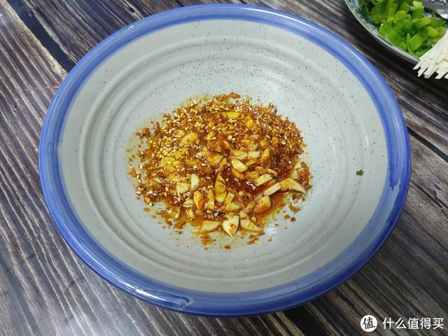 自从学会挂面的这个做法，我家隔三差五就吃，酸辣开胃、特解馋