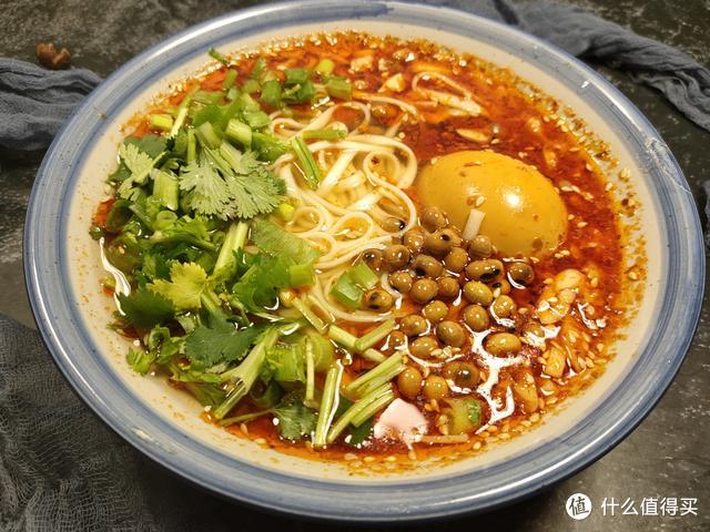 自从学会挂面的这个做法，我家隔三差五就吃，酸辣开胃、特解馋