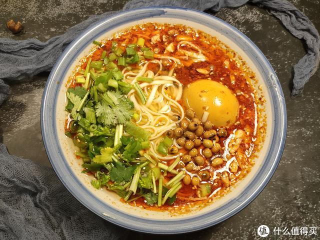 自从学会挂面的这个做法，我家隔三差五就吃，酸辣开胃、特解馋