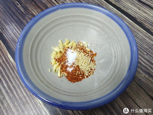 自从学会挂面的这个做法，我家隔三差五就吃，酸辣开胃、特解馋