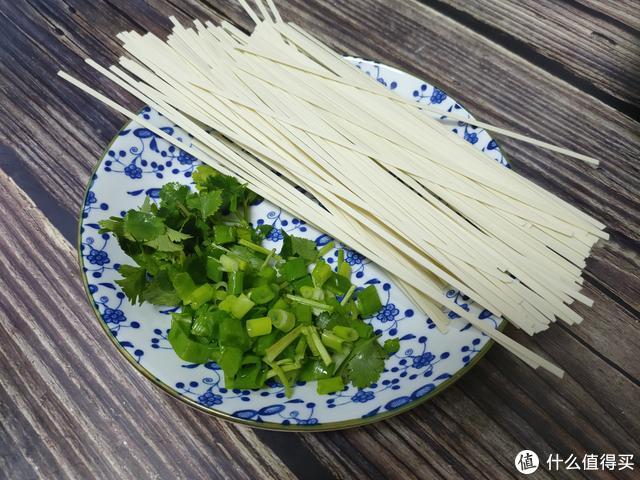 自从学会挂面的这个做法，我家隔三差五就吃，酸辣开胃、特解馋