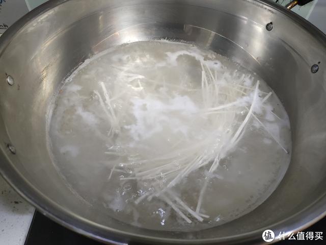 自从学会挂面的这个做法，我家隔三差五就吃，酸辣开胃、特解馋