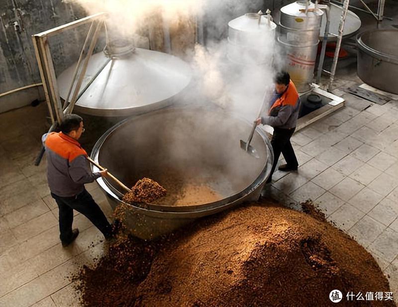 100斤高粱能酿多少酒？一瓶酒能有多少利润，62岁酿酒师说出实情