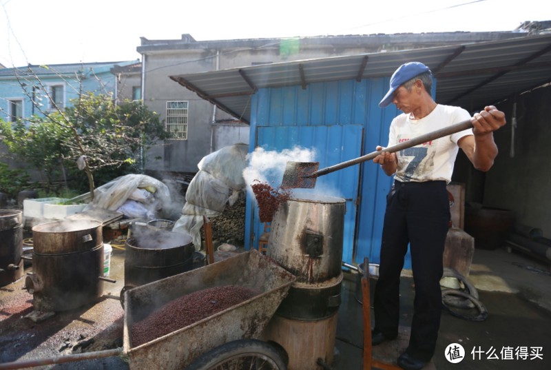 100斤高粱能酿多少酒？一瓶酒能有多少利润，62岁酿酒师说出实情