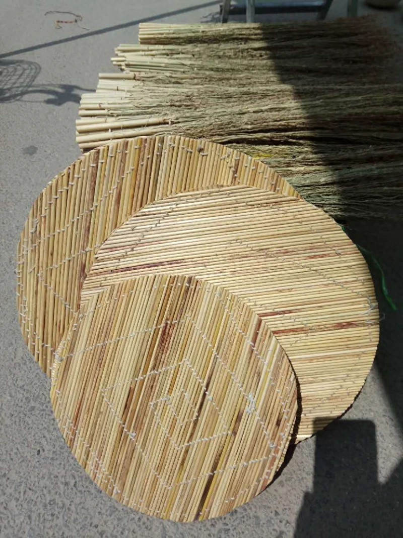 农村大妈赶集卖蕉草杆盖帘,高粱秆炊帚,5块钱一个遭人嫌