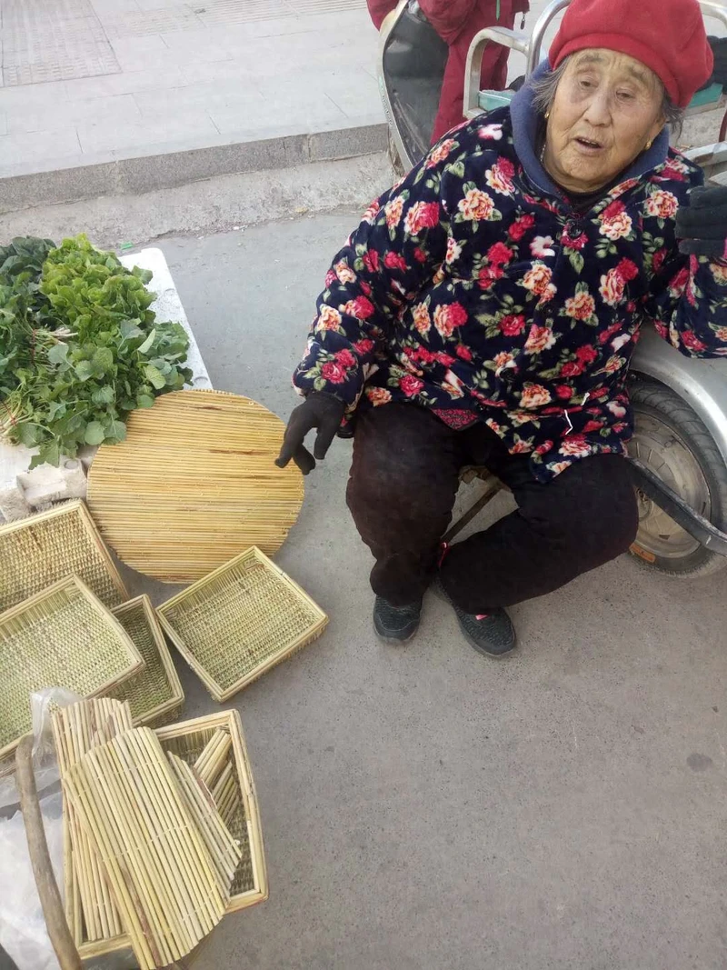 废弃高粱秆在八十岁老人手里变身为各种即将失传的农家厨具,真中