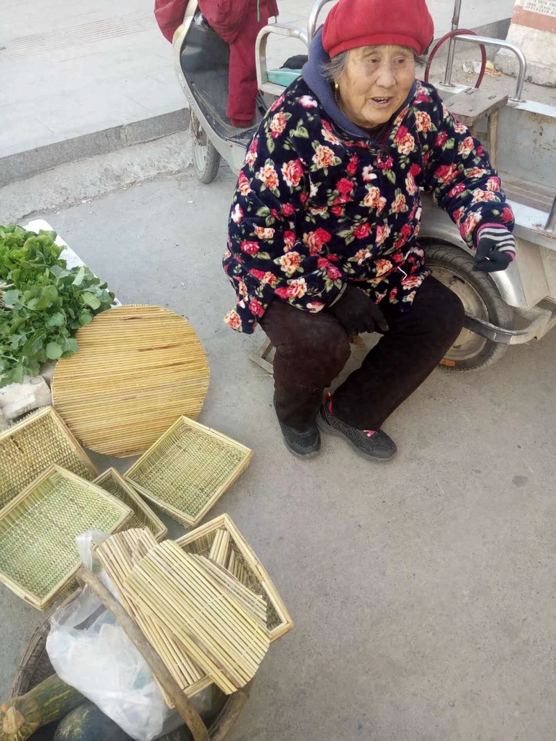 废弃高粱秆在八十岁老人手里变身为各种即将失传的农家厨具,真中