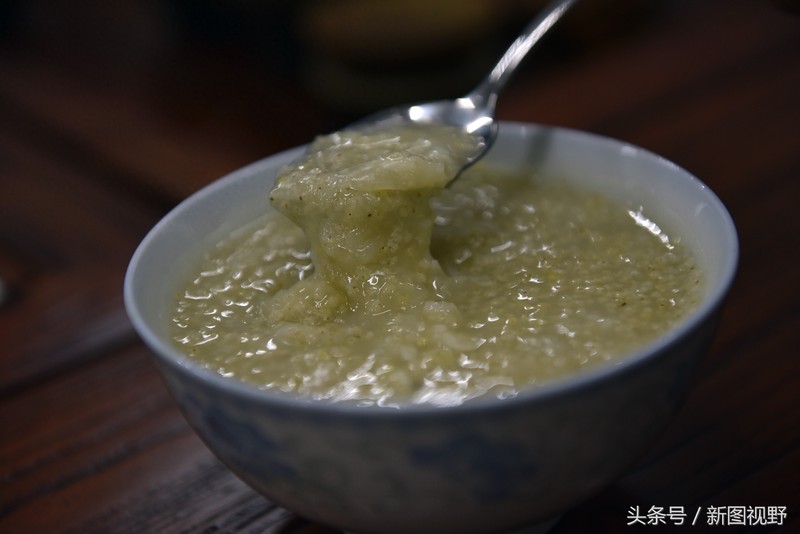 谷子成熟需要120天,农民“看天吃饭”,新打小米不舍吃留着卖钱