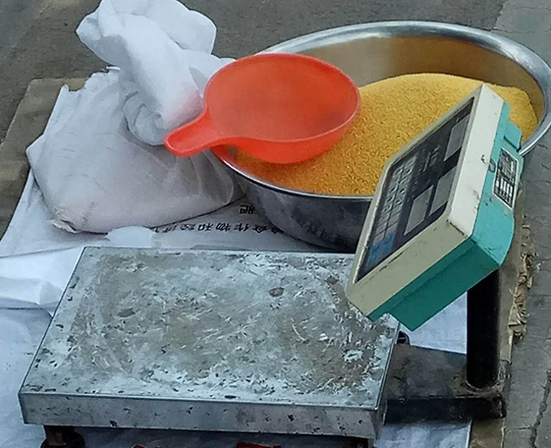 农村大妈赶集卖蕉草杆盖帘,高粱秆炊帚,5块钱一个遭人嫌