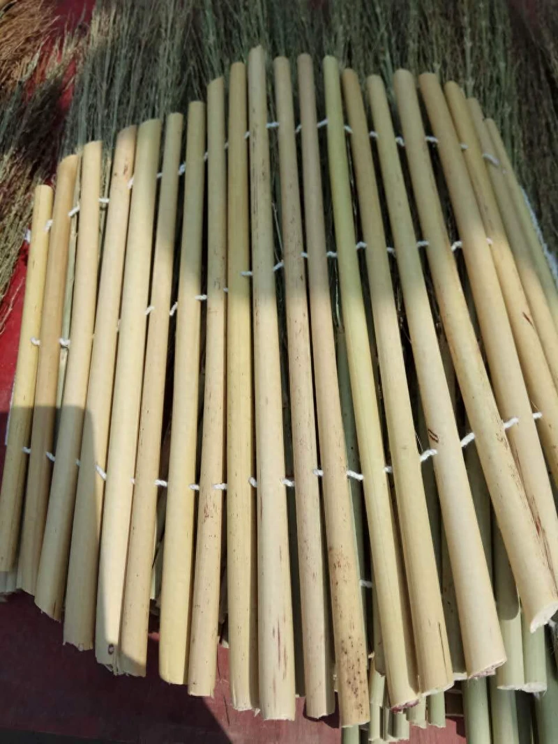 农村大妈赶集卖蕉草杆盖帘,高粱秆炊帚,5块钱一个遭人嫌