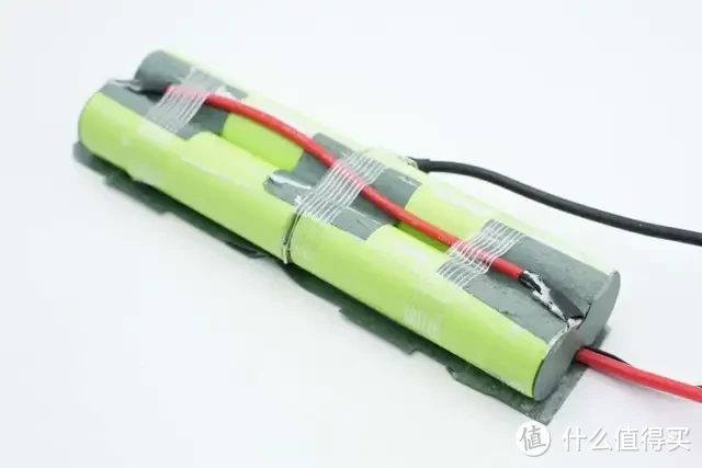 内置4节力神18650电芯,闪极10000mAh 互联网主机秘钥移动电源拆解