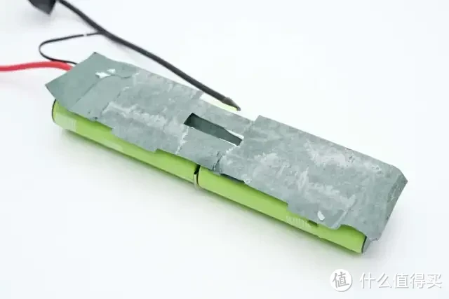 内置4节力神18650电芯,闪极10000mAh 互联网主机秘钥移动电源拆解