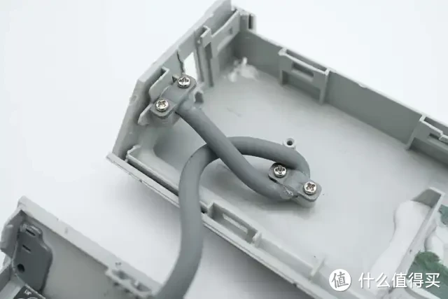 内置4节力神18650电芯,闪极10000mAh 互联网主机秘钥移动电源拆解