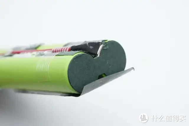 内置4节力神18650电芯,闪极10000mAh 互联网主机秘钥移动电源拆解