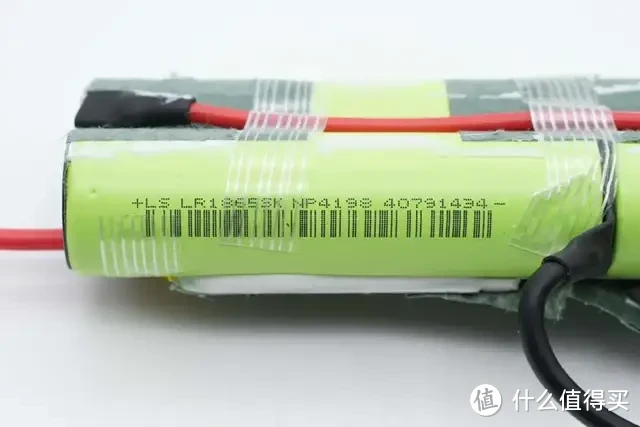 内置4节力神18650电芯,闪极10000mAh 互联网主机秘钥移动电源拆解