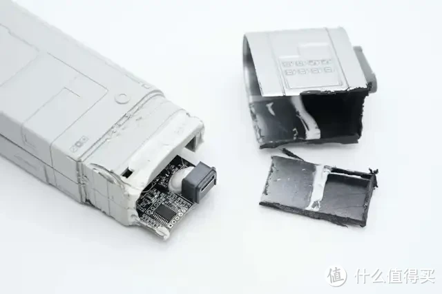 内置4节力神18650电芯,闪极10000mAh 互联网主机秘钥移动电源拆解