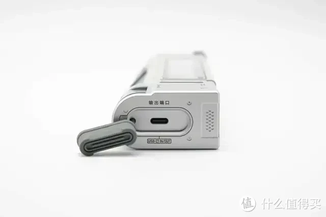 内置4节力神18650电芯,闪极10000mAh 互联网主机秘钥移动电源拆解