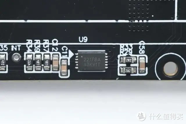 内置4节力神18650电芯,闪极10000mAh 互联网主机秘钥移动电源拆解