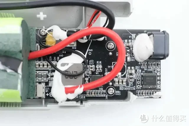 内置4节力神18650电芯,闪极10000mAh 互联网主机秘钥移动电源拆解