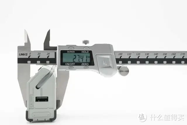 内置4节力神18650电芯,闪极10000mAh 互联网主机秘钥移动电源拆解