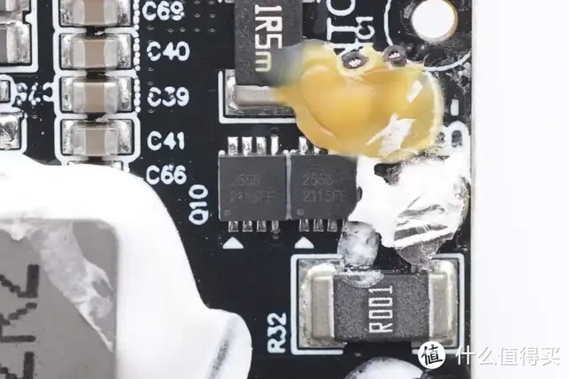 内置4节力神18650电芯,闪极10000mAh 互联网主机秘钥移动电源拆解