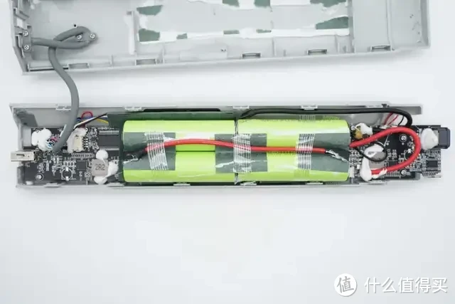 内置4节力神18650电芯,闪极10000mAh 互联网主机秘钥移动电源拆解