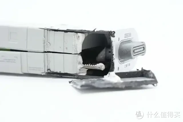 内置4节力神18650电芯,闪极10000mAh 互联网主机秘钥移动电源拆解