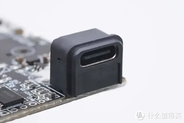 内置4节力神18650电芯,闪极10000mAh 互联网主机秘钥移动电源拆解