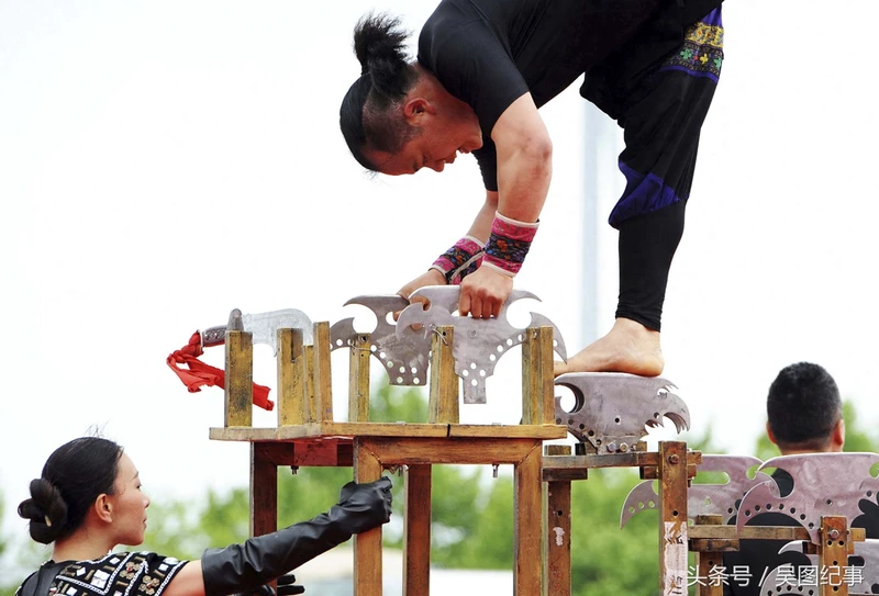 贵州:在刀上跳舞用称秆提米坛,民间绝技让人佩服五体投地