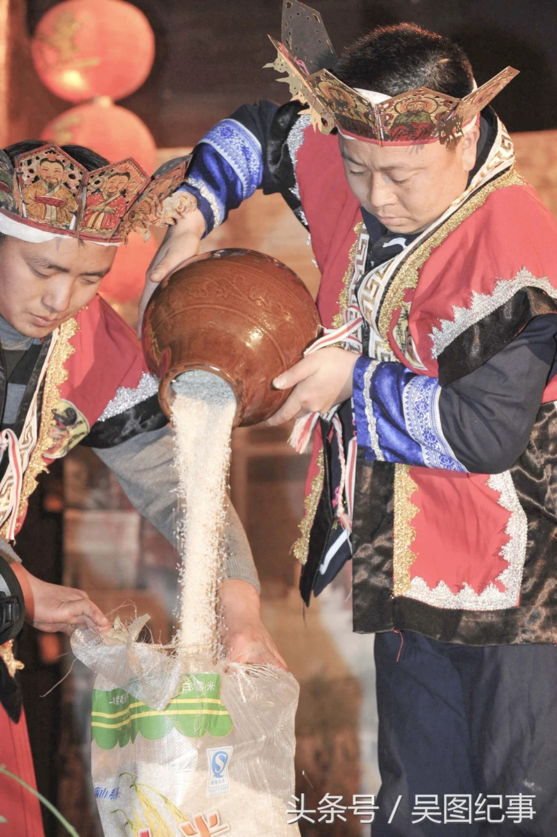 贵州:在刀上跳舞用称秆提米坛,民间绝技让人佩服五体投地