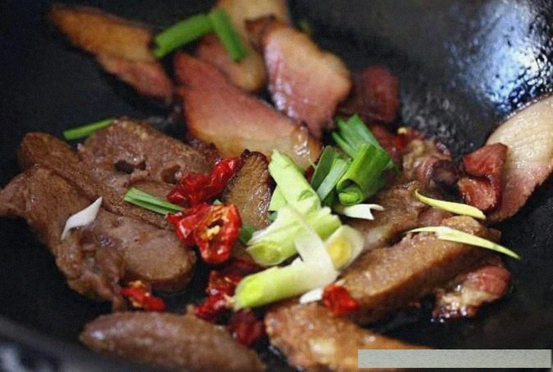 农家最拿手的一道高粱粑粑炒腊肉,可谓是一绝!城里绝对吃不到!