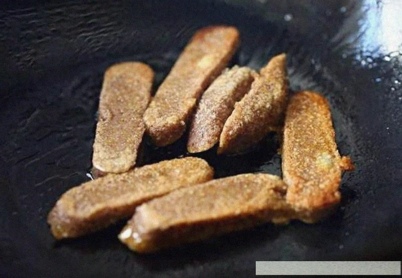 农家最拿手的一道高粱粑粑炒腊肉,可谓是一绝!城里绝对吃不到!
