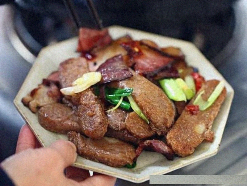农家最拿手的一道高粱粑粑炒腊肉,可谓是一绝!城里绝对吃不到!