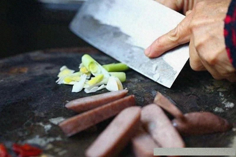 农家最拿手的一道高粱粑粑炒腊肉,可谓是一绝!城里绝对吃不到!