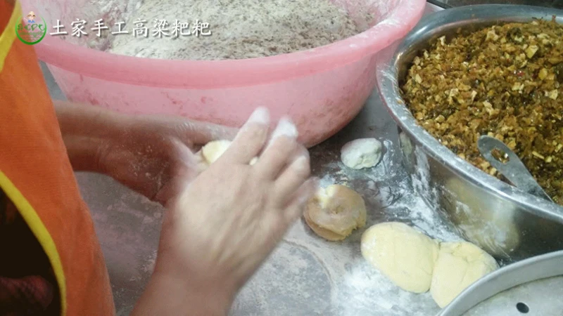 素食其实土家人也经常做,土家手工高粱粑粑健康粗粮每天早餐首选