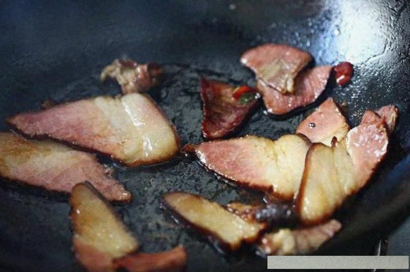 农家最拿手的一道高粱粑粑炒腊肉,可谓是一绝!城里绝对吃不到!