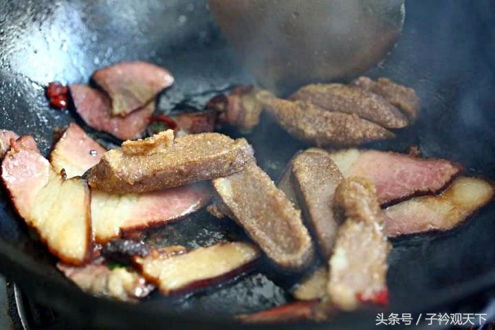 去农家吃饭,一道高粱粑粑炒腊肉让我流连忘返