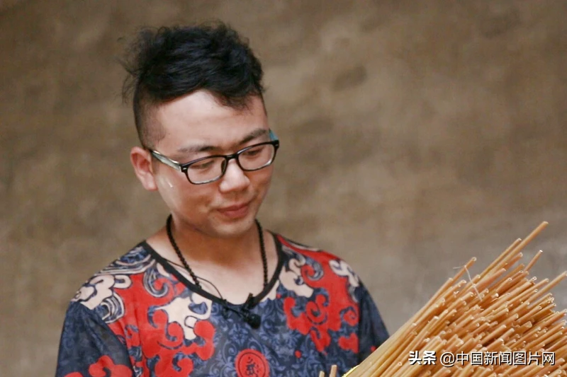 河南农村小伙用麦秸秆做吸管 月销百万根