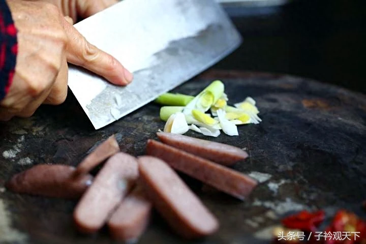 去农家吃饭,一道高粱粑粑炒腊肉让我流连忘返