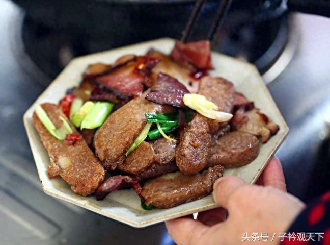 去农家吃饭,一道高粱粑粑炒腊肉让我流连忘返