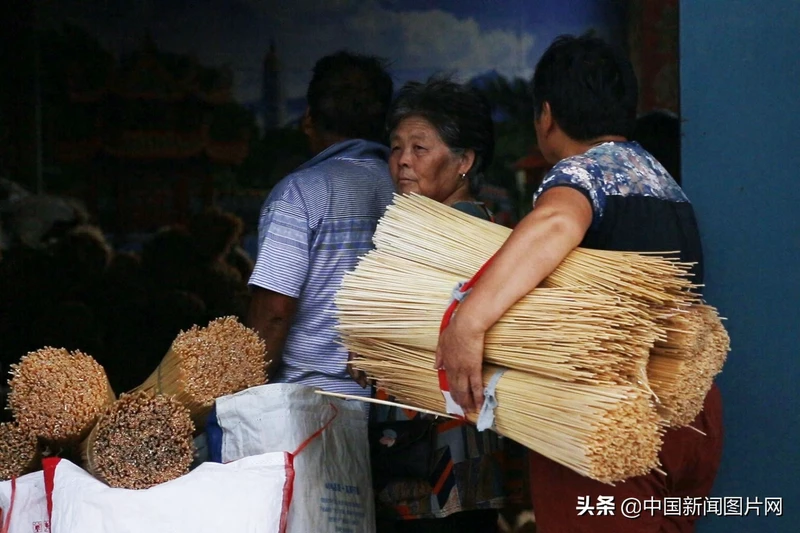 河南农村小伙用麦秸秆做吸管 月销百万根