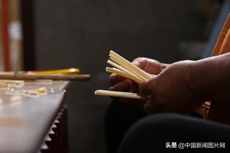 河南农村小伙用麦秸秆做吸管 月销百万根