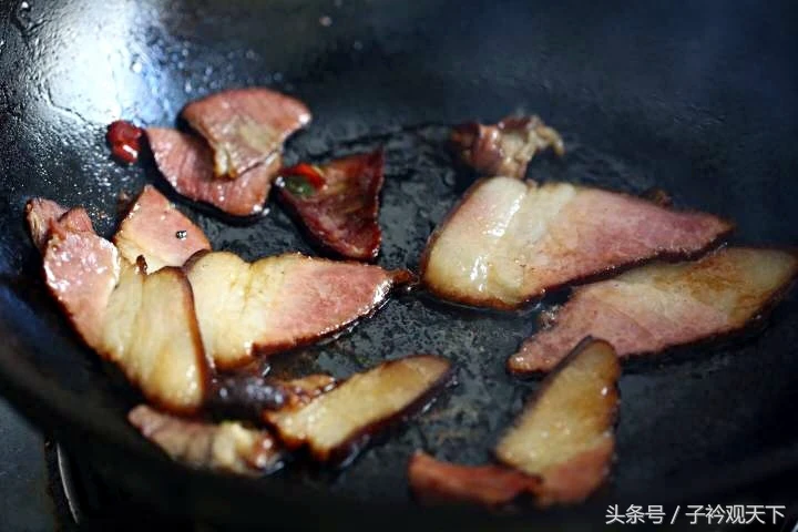 去农家吃饭,一道高粱粑粑炒腊肉让我流连忘返