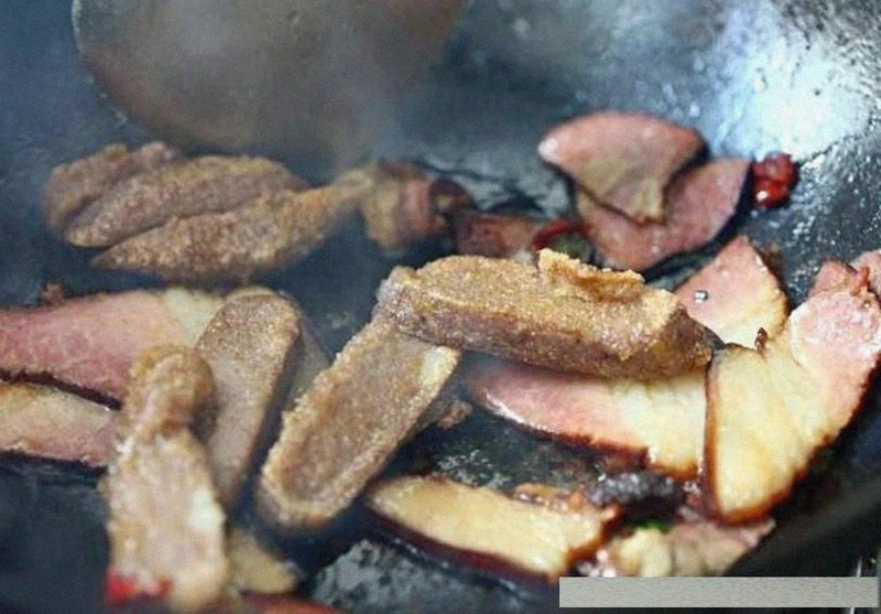 农家最拿手的一道高粱粑粑炒腊肉,可谓是一绝!城里绝对吃不到!