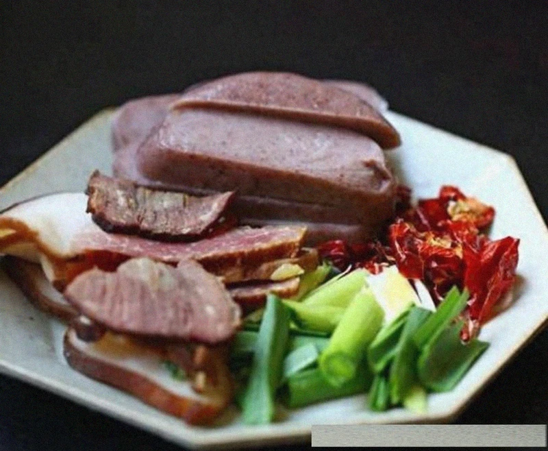 农家最拿手的一道高粱粑粑炒腊肉,可谓是一绝!城里绝对吃不到!