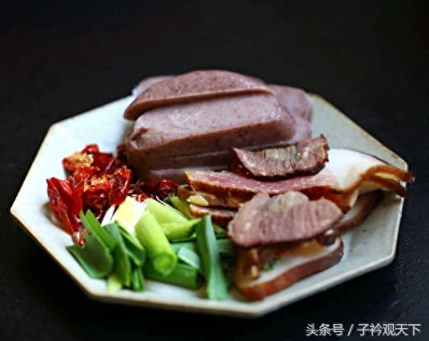 去农家吃饭,一道高粱粑粑炒腊肉让我流连忘返