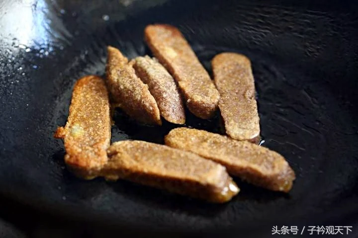 去农家吃饭,一道高粱粑粑炒腊肉让我流连忘返
